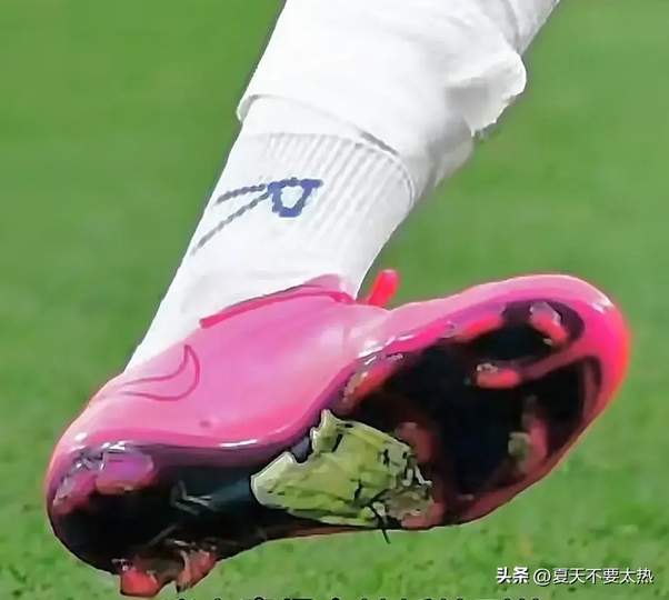 伊朗球鞋补丁引热议：LOL赛场“硬核装备”背后的选手偏执